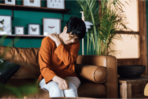 Woman with pain in her shoulder